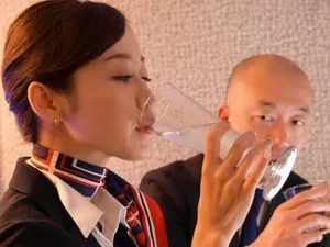 "Mèo của em sướng quá~ Đụ em mạnh hơn đi... Đụ em đến chết đi!" Cô gái loli xinh đẹp trong đôi tất lưới đen bị cậu em trai dùng con cặc to quan hệ không dùng bao cao su, cô ta cứ nói năng dâm đãng, và cậu em trai rút cặc ra rồi bắn...