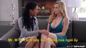 Ivy Aura sử dụng máy rung để làm dịu âm hộ của cô ấy