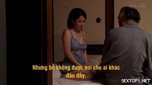 Gái mại dâm Tanhua Huige, huyện Triệu Khánh, thôn Thành Trung, quét đường với mức lương 250 nhân dân tệ, bị gái mại dâm mặc váy xếp ly đưa đến một chiếc xe thuê tồi tàn để ăn đồ ăn nhanh