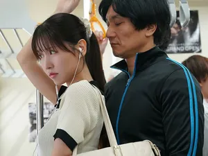 Cô gái trẻ ngực khủng "Tiểu Đăng" bị một gã đeo kính khốn khổ trói lại bằng đạo cụ của SM, quy tắc cũ là phải hoàn thành việc quay phim trước rồi mới đến quy tắc bất thành văn...