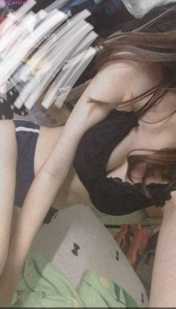 Gặp ca sĩ trên đường thanh niên dùng tiền để được xem vú